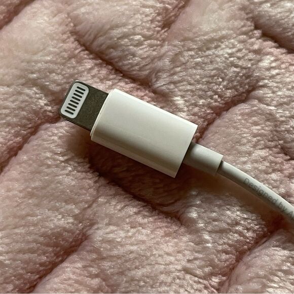 NEW Apple Lightning to 3.5mm Headphone Jack Adapter - Picture 4 of 5